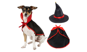 Costume da vampiro per cane in nero e rosso, realizzato in tessuto satinato, leggero, resistente e regolabile.