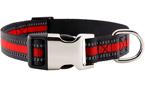 Collare riflettente rosso per cane con fibbia metallica regolabile, lunghezza 40-63 cm, con D-ring per attacco guinzaglio.