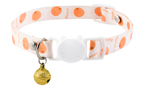 Collare per gatto con design arancione, regolabile e leggero per il comfort, con fibbia bianca e campanella dorata.