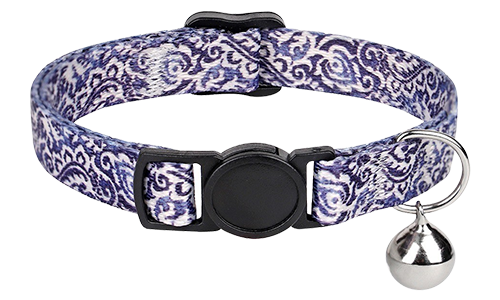 Collare per gatto stile bohemien con motivo blu e bianco, regolabile e leggero, con campanella argentata.