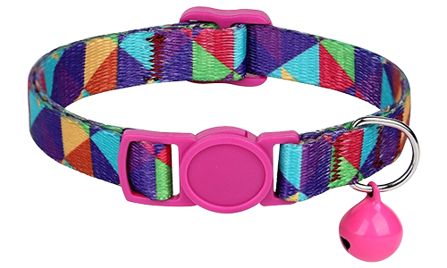 Collare per gatto con motivo geometrico colorato, regolabile e leggero, con fibbia e campanella rosa abbinati.