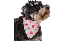 Bandana per Cani con Cuori Stampati Bandana per cane con cuore stampato, design a quadretti rosa e bianchi con motivi a cuori rossi, comoda da indossare.