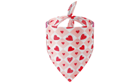Bandana per Cani con Cuori Stampati Bandana per cane con cuore stampato, design a quadretti rosa e bianchi con motivi a cuori rossi, perfetta per San Valentino.
