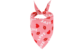 Bandana per Cani Con Love Stampati Bandana rosa per cane con testo 'LOVE', cuori rossi e baci, perfetta per San Valentino, lavabile in lavatrice e a mano.