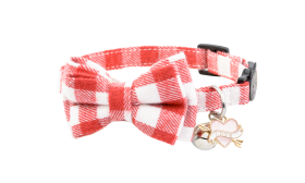 Collare per gatto con fiocco rosso e bianco a quadretti, campanella e charm 'love' a cuore, tessuto morbido e regolabile.