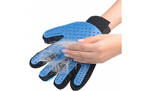 Guanto da toelettatura blu con pelo di cane, facile da lavare, perfetto per rimuovere il pelo in eccesso.